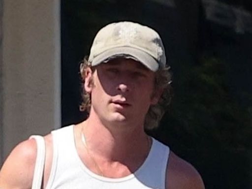 The Bear's Jeremy Allen White shows off buff biceps at Farmers Market