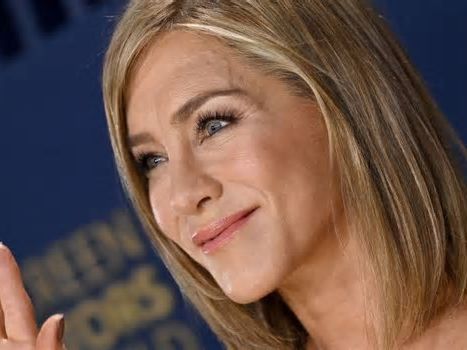 Jennifer Aniston a sus 55 años increíble luciendo el estilo boho de invierno con vaqueros