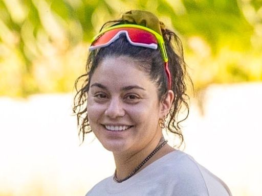 Vanessa Hudgens é vista passeando com bebê pela primeira vez após dar à luz