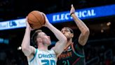 Hayward y Ball guían a Hornets al final, en triunfo sobre Wizards en el In-Season