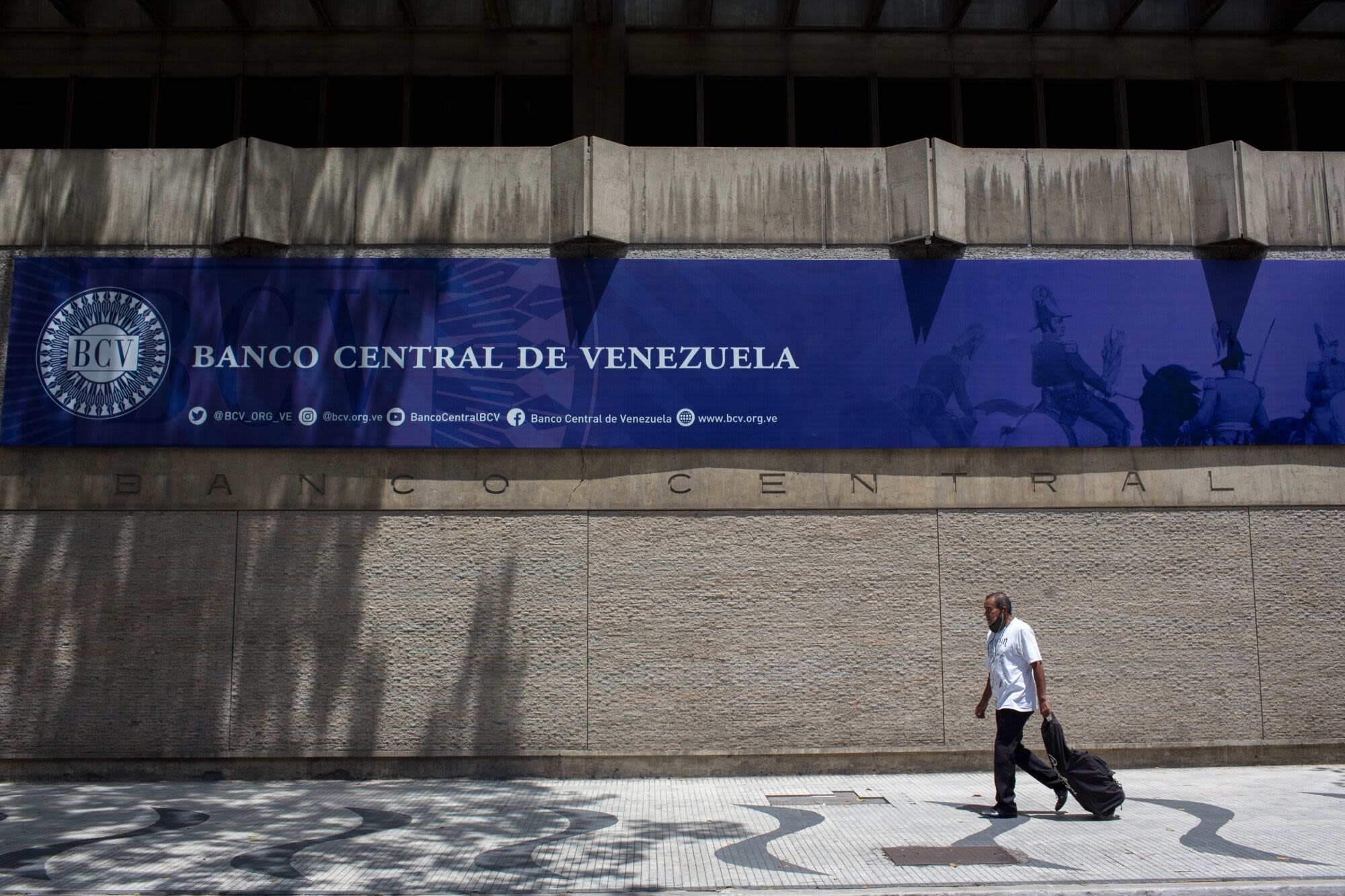 Venezuela Bonds Gain Ahead of JPMorgan Index Phase-in Process
