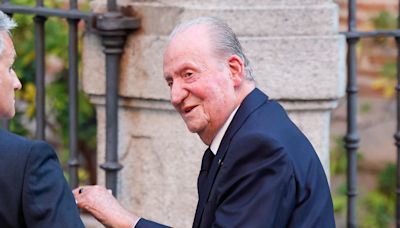 El rey emérito Juan Carlos recibe el apoyo de la reina Sofía en la misa funeral de su sobrino Juan Gómez-Acebo