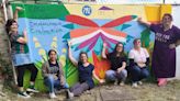 Un mural de casi 4 m2 en solidaridad con las mujeres salvadoreñas y con los colores LGTBi, en la Casa de las Mujeres