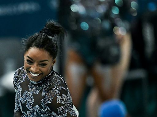 Simone Biles brilla en su debut en París-2024, a pesar de una molestia física