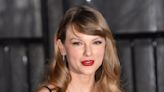 Taylor Swift's Manicure Is Christmas-Coded