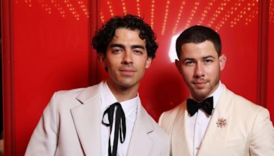 Nick Jonas y Joe Jonas brillan en Cannes con su elegancia