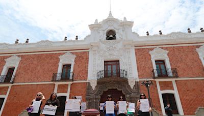 Familiares llevan féretro de mujer al Palacio de Gobierno de Tlaxcala