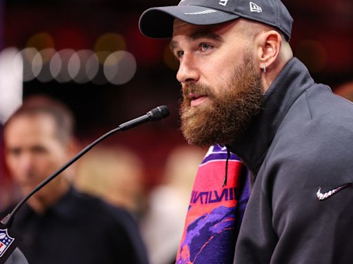 Travis Kelce podría conseguir un contrato de 100 millones de dólares por su podcast 'New Heights'