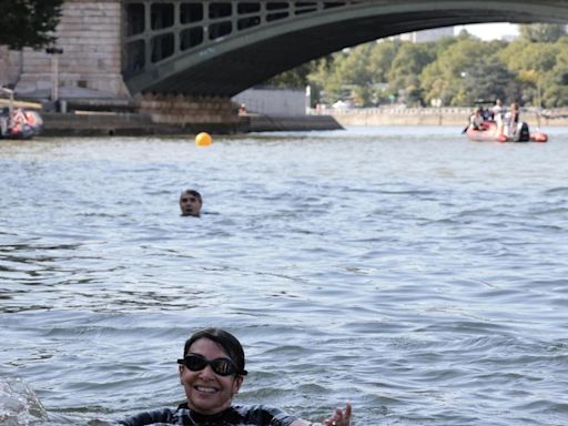 El agua del Sena no era apta cuando la alcaldesa de París se bañó para demostrar que sí