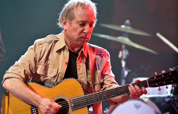 Paul Simon is one of the all-time great songwriters, but he’s a remarkable guitar player, too