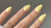 Nail arts com esmalte amarelo manteiga para você se inspirar na tendência