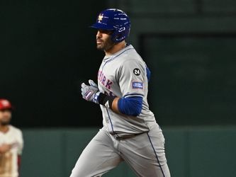 J.D. Martinez returns to Mets' lineup after missing Tuesday's game with sore ankle