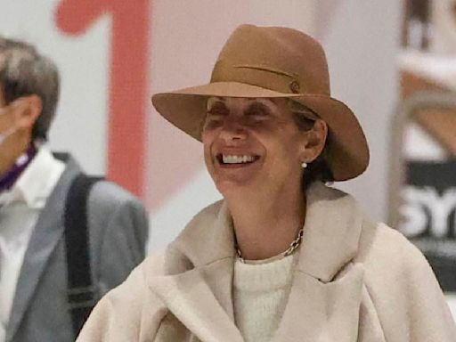 Kate Walsh looks stylish at Sydney Airport after moving to Perth