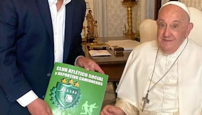 El Papa Francisco recibió un regalo de un club del Federal A