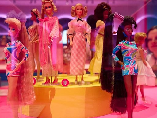Barbie, en una exposición que une a la primera muñeca con la que viajó al espacio