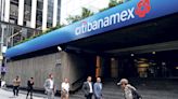 Larrea compraría caro a Banamex, señala análisis de Credit Suisse