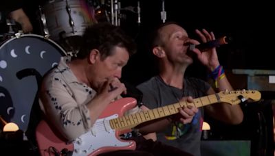 Michael J. Fox toca com Coldplay no festival de Glastonbury; veja vídeo