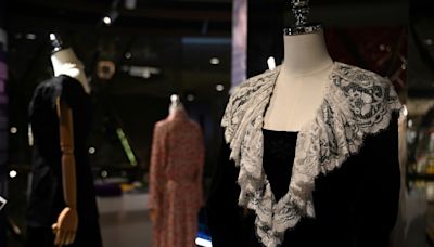 Unos vestidos de la princesa Diana se exhiben en Hong Kong antes de una subasta