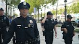 Des selfies pendant les patrouilles: le succès des policiers de Los Angeles, venus en renfort à Paris pendant les JO 2024