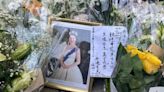 香港人排隊吊唁英國女王 ：「戀殖」與國安法下的「另類政治表態」