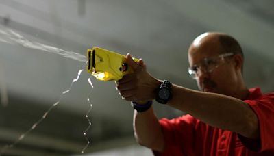 Gobierno regional comprará pistolas Taser para gendarmes: ¿Cómo funcionan?¿Son letales? - La Tercera