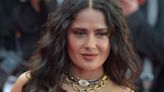 Foto: Salma Hayek sofre queda ao descer de barco e é socorrida pelo marido durante férias em Ibiza