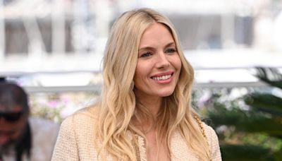 Sienna Miller, 42 ans, divine en combishort mini : elle dévoile ses gambettes de rêve