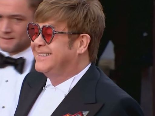 Elton John subasta sus extravagantes trajes: los beneficios irán para la lucha contra el sida