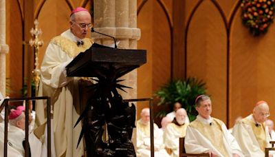 Arcebispo é excomungado pelo Vaticano por negar autoridade papal