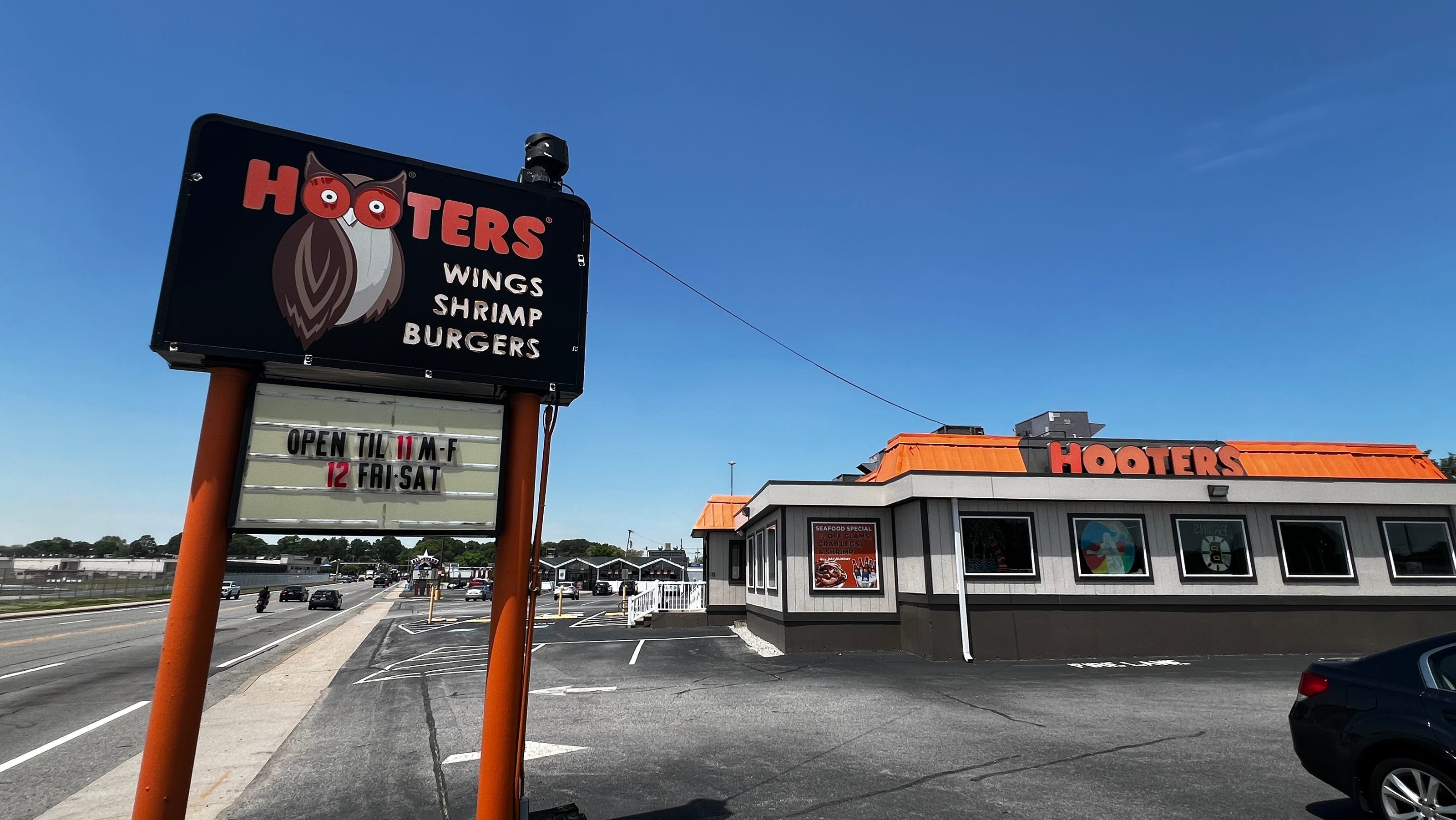 Hooters in Warwick closes. Here's what the company said about why it's bowing out.