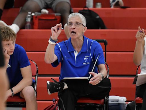 Darien girls volleyball coach Laurie LaRusso steps down after 42 seasons, 19 state championships