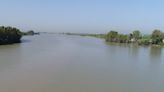 Muere un joven en Sevilla tras lanzarse desde un puente a la dársena del río Guadalquivir