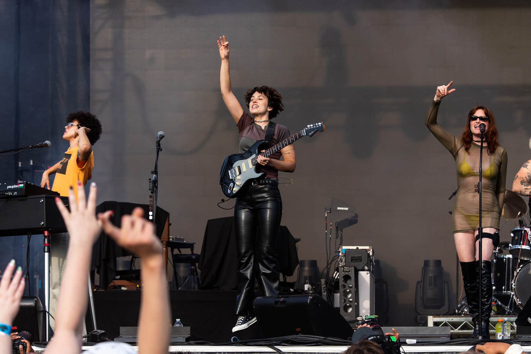 Alanis Morissette Invites Muna Onstage to Sing ‘Ironic’