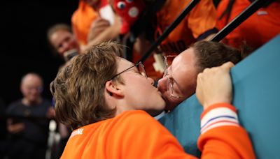 La foto del beso y otras 10 imágenes espectaculares del último día de los Paralímpicos de París 2024