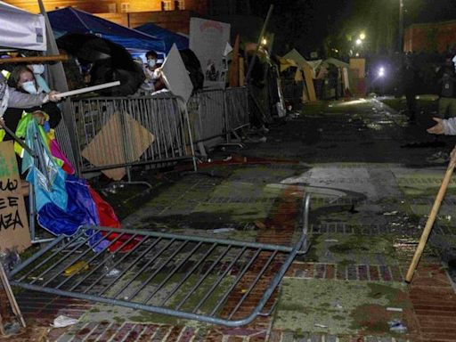 Decenas de detenidos en la Universidad de California tras irrumpir la policía en el campamento propalestino