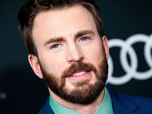 Chris Evans respondió a las críticas de la foto en la que se le ve autografiando una bomba israelí