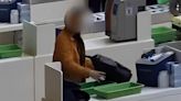 Video: detuvieron a una banda que robaba objetos personales en el control de seguridad de un aeropuerto | Mundo