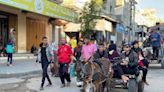 Sob chuva e bombas, palestinos fogem de Rafah em busca de abrigo mais uma vez