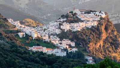 El increíble pueblo español con un castillo en la montaña: la leyenda dice que lo fundó Julio César