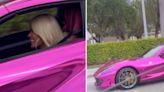 Karol G se luce con un Ferrari rosado en Miami: le contamos cuánto cuesta su ‘makinón’