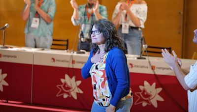 Mónica Oltra reaparece después de dos años en una reunión de su partido y es ovacionada por los militantes de Iniciativa
