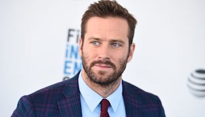 Armie Hammer aborda las brutales acusaciones de abuso y canibalismo en su contra: “Llegué a punto muy oscuro" - La Tercera