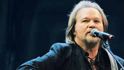 Travis Tritt Honors Waylon Jennings With Acoustic Medley Performance at the Caverns