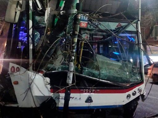 Accidente en Villa Urquiza: un colectivo chocó contra un poste y cinco pasajeros resultaron heridos