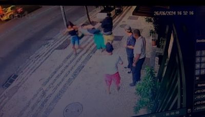 Mulher é agredida em Copacabana por homem em situação de rua, que foi detido com ajuda de populares; veja vídeo