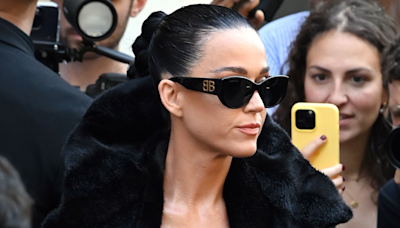 Katy Perry, seins nus sous un manteau fourrure XXL, elle choque l'assemblée au défilé Balenciaga Haute Couture