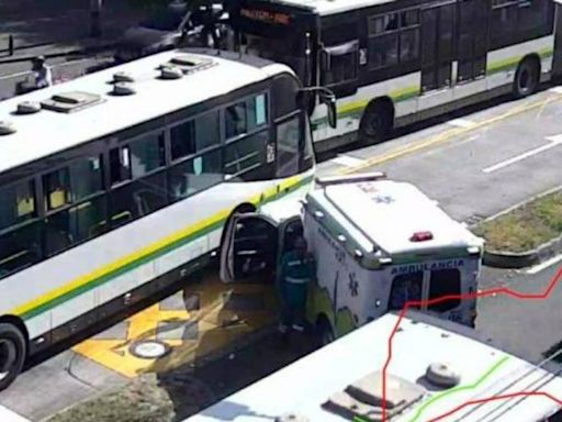 Ambulancia terminó en medio de emergencia al sufrir violento choque con bus; hubo heridos