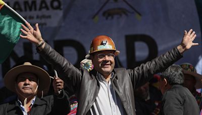 Sectores sociales afines al presidente Luis Arce marchan contra los "golpistas" en Bolivia