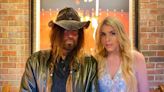 Billy Ray Cyrus acusa a Firerose de abuso físico, emocional y verbal