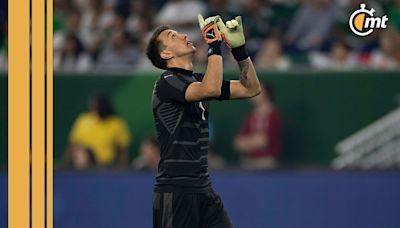 Muslera, histórico portero uruguayo, anuncia su retiro